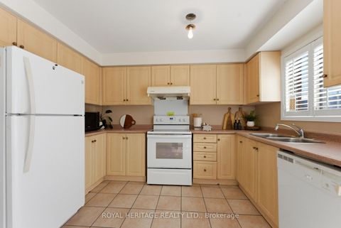 Photo 14 at 64 - 2758 Eglinton Avenue E, Eglinton East, Toronto