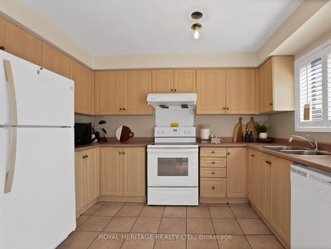 Photo 15 at 64 - 2758 Eglinton Avenue E, Eglinton East, Toronto