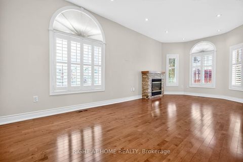 Photo 8 at 246 Caproni Drive, Maple, Vaughan