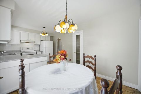 Photo 11 at 25 Islay Court, Humbermede, Toronto