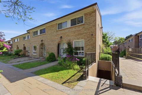 Photo 1 at 32 - 1 Wootten Way S, Amberglen, Markham