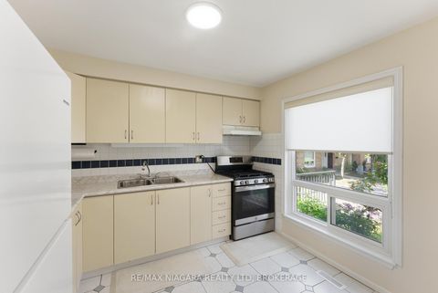 Photo 5 at 32 - 1 Wootten Way S, Amberglen, Markham