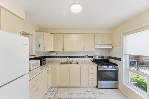Photo 6 at 32 - 1 Wootten Way S, Amberglen, Markham