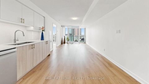 Photo 11 at 609 - 33 Bay Street, Waterfront Communities C1, Toronto