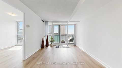 Photo 13 at 609 - 33 Bay Street, Waterfront Communities C1, Toronto