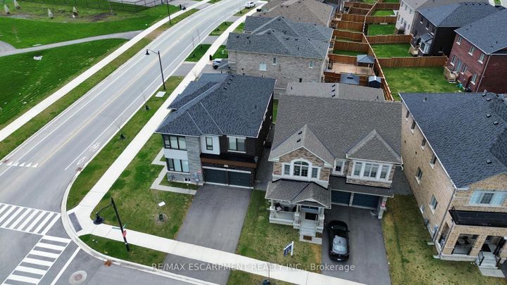Photo 2 at 7 Grierson Trail, Waterdown, Hamilton