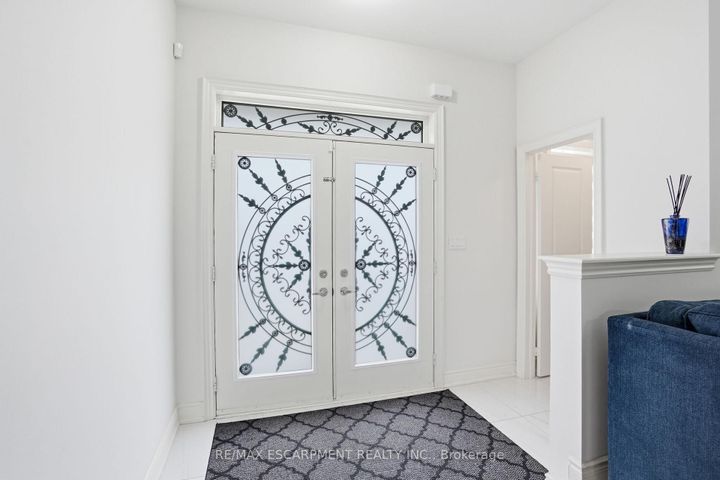 Photo 4 at 7 Grierson Trail, Waterdown, Hamilton