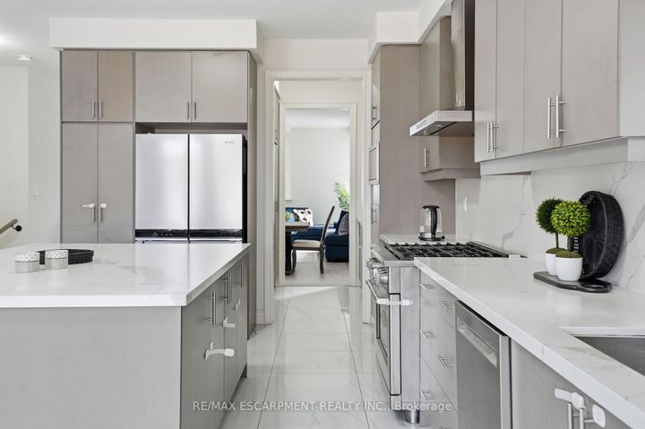 Photo 11 at 7 Grierson Trail, Waterdown, Hamilton