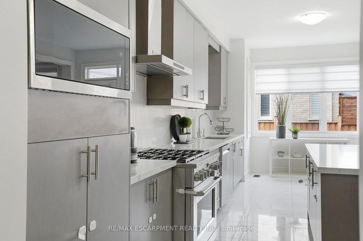 Photo 13 at 7 Grierson Trail, Waterdown, Hamilton