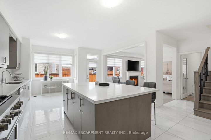 Photo 14 at 7 Grierson Trail, Waterdown, Hamilton