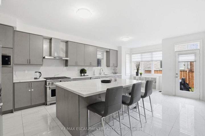 Photo 15 at 7 Grierson Trail, Waterdown, Hamilton