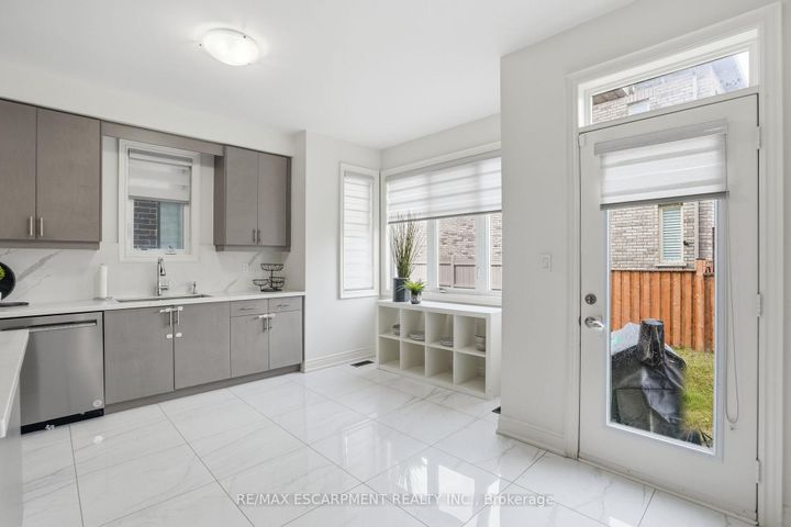 Photo 19 at 7 Grierson Trail, Waterdown, Hamilton