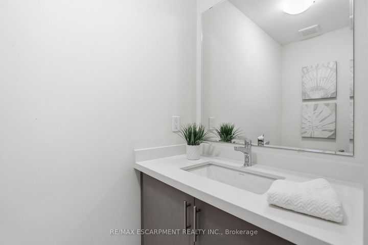 Photo 23 at 7 Grierson Trail, Waterdown, Hamilton