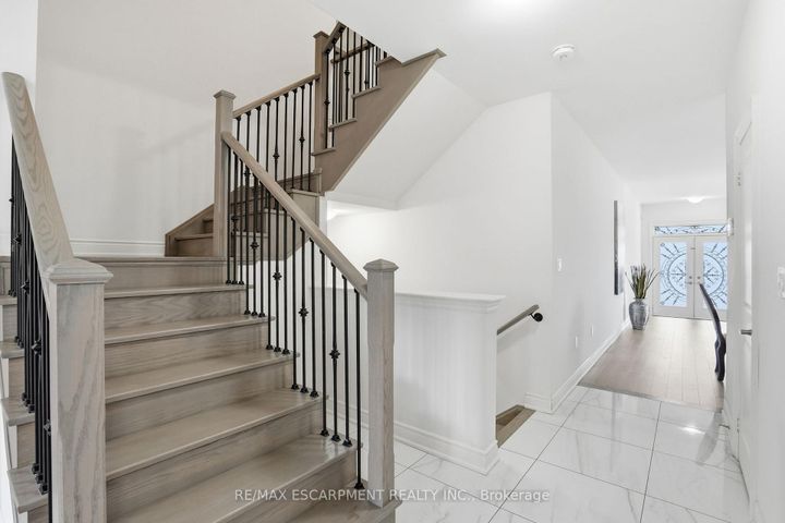 Photo 24 at 7 Grierson Trail, Waterdown, Hamilton