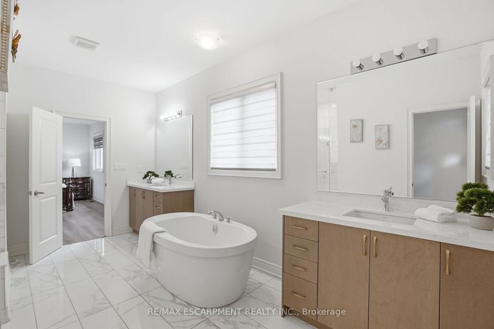 Photo 32 at 7 Grierson Trail, Waterdown, Hamilton