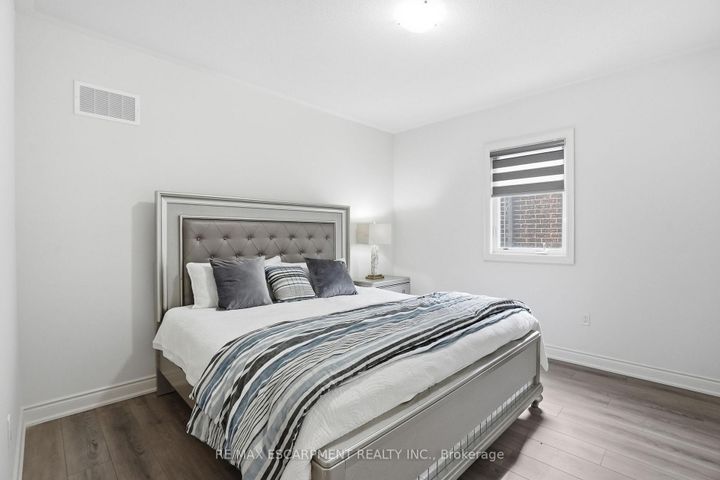 Photo 33 at 7 Grierson Trail, Waterdown, Hamilton