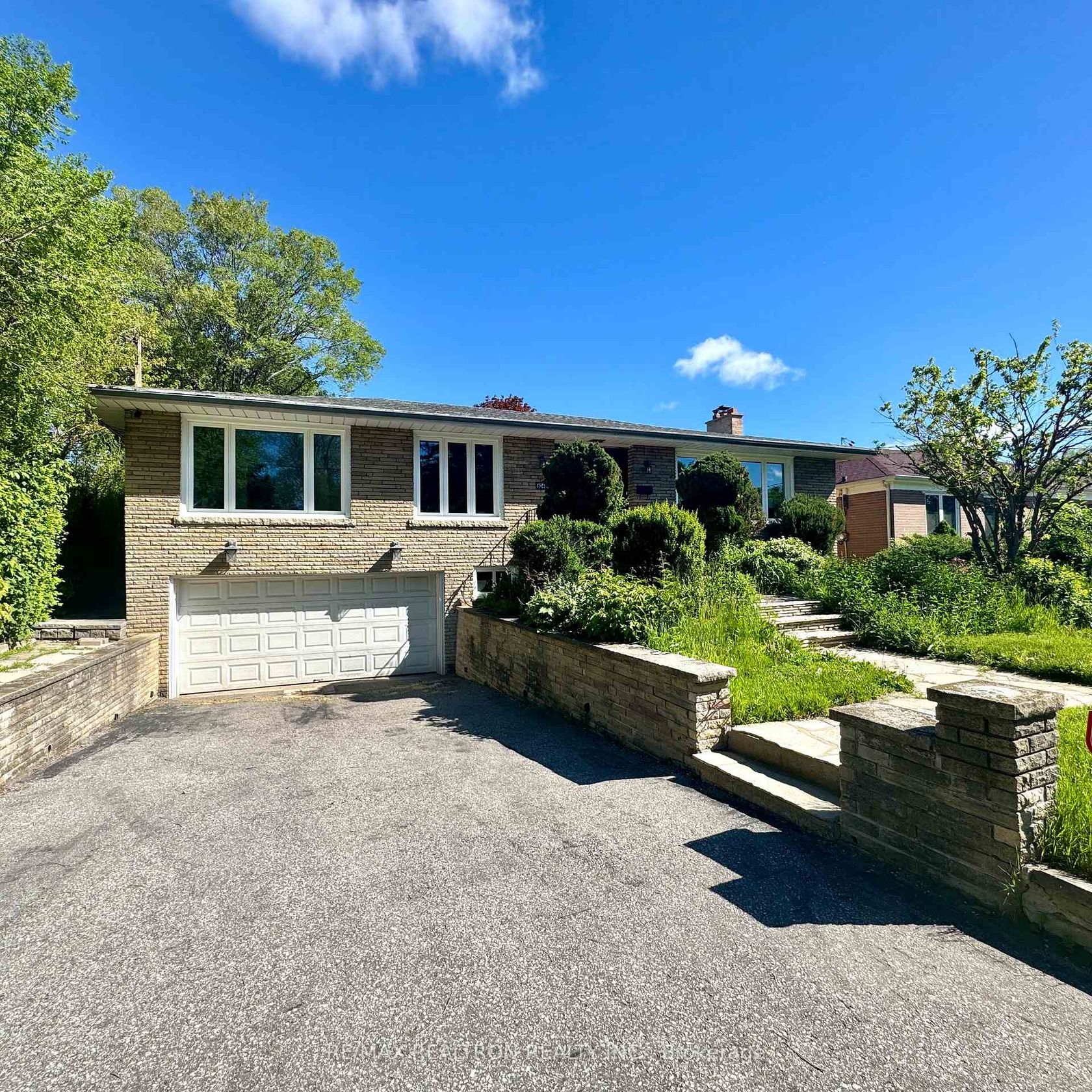 104 Waterloo Avenue, Bathurst Manor, Toronto 