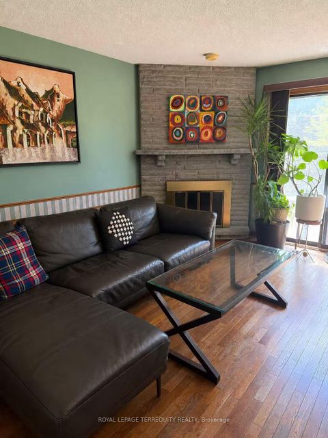 Photo 1 at 304 Charlton Avenue, Brownridge, Vaughan