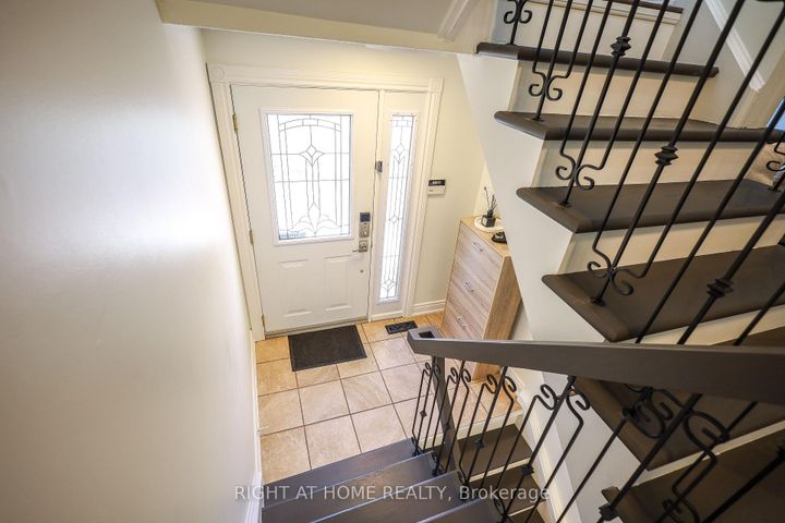 Photo 3 at 2126 Millway Gate, Erin Mills, Mississauga