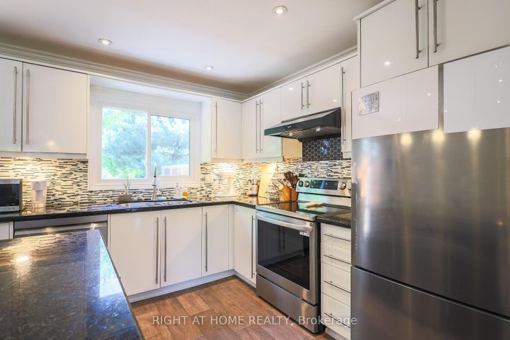 Photo 6 at 2126 Millway Gate, Erin Mills, Mississauga