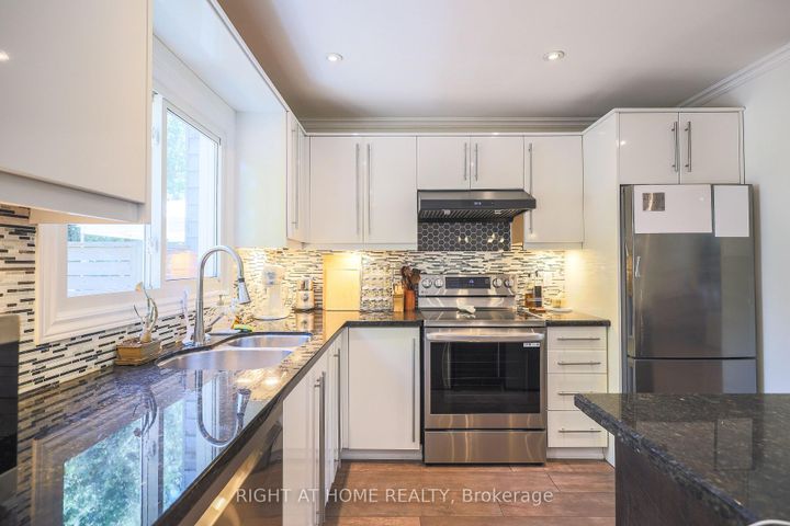 Photo 7 at 2126 Millway Gate, Erin Mills, Mississauga