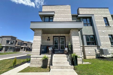 Photo 3 at 33 - 11 Caspian Square, Bowmanville, Clarington