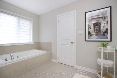 Photo 23 at 33 - 11 Caspian Square, Bowmanville, Clarington