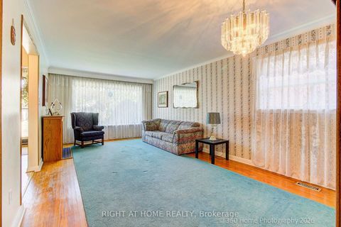 Photo 5 at 9 STEVENHARRIS Drive, Markland Wood, Toronto