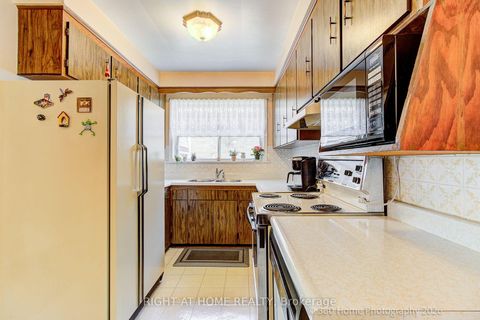 Photo 7 at 9 STEVENHARRIS Drive, Markland Wood, Toronto
