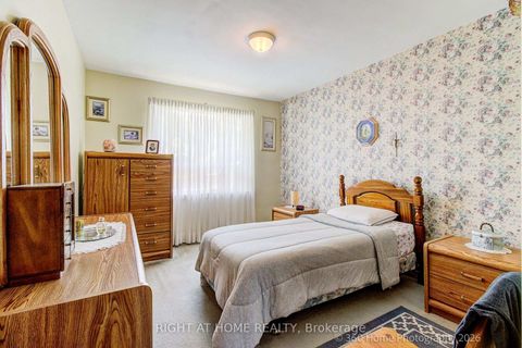 Photo 9 at 9 STEVENHARRIS Drive, Markland Wood, Toronto