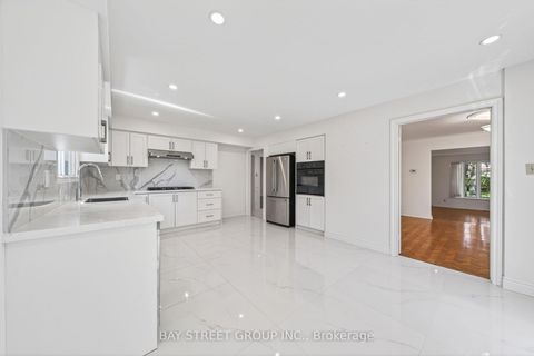 Photo 9 at 11 Riderwood Drive, Windfields, Toronto