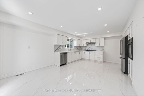 Photo 10 at 11 Riderwood Drive, Windfields, Toronto