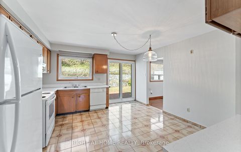 Photo 10 at 41 Knoll Drive, Humber Valley, Toronto