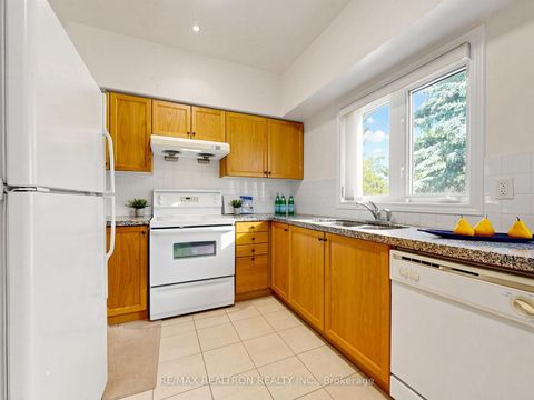 Photo 6 at 12 - 9133 Bayview Avenue, Doncrest, Richmond Hill