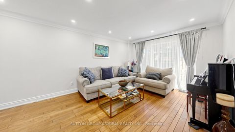 Photo 6 at 32 Northwood Drive, Newtonbrook East, Toronto