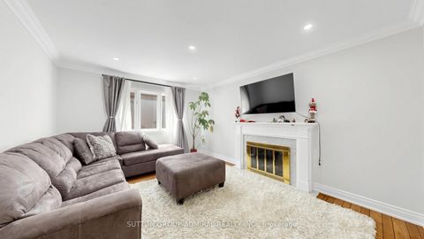 Photo 10 at 32 Northwood Drive, Newtonbrook East, Toronto
