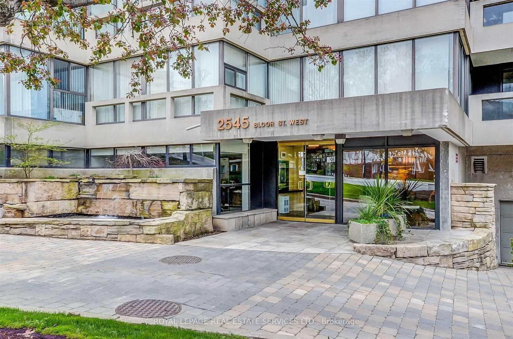 303 - 2545 Bloor Street W, Swansea, Toronto 