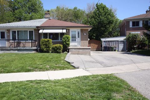 Photo 2 at 27 Medway Crescent, Bendale, Toronto