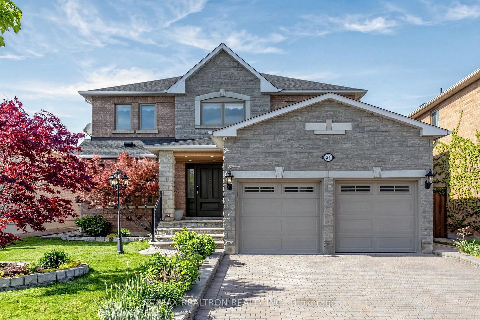 24 Drummond Drive, Maple, Vaughan photo number 2