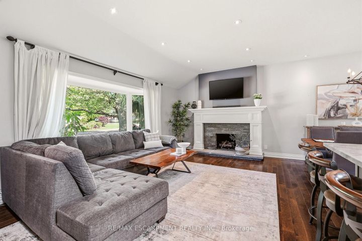 Photo 2 at 600 Deborah Crescent, LaSalle, Burlington