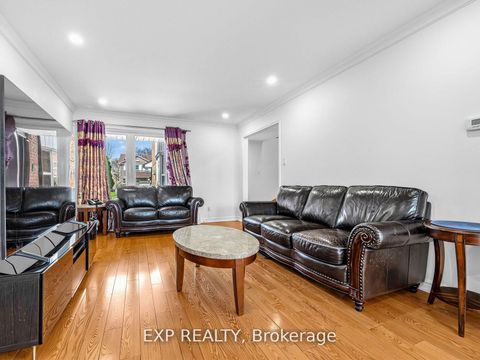 Photo 8 at 125 Green Bush Crescent, Yorkhill, Vaughan