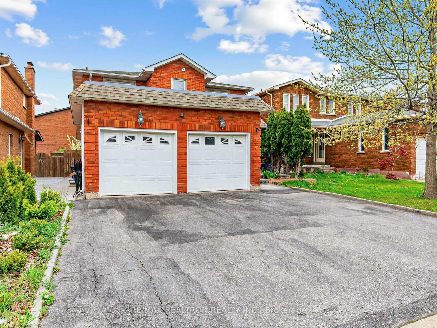 128 Embassy Drive, East Woodbridge, Vaughan photo number 2