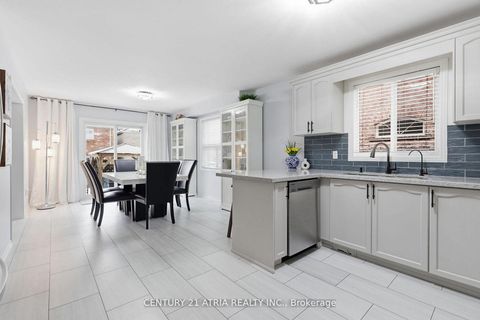 Photo 4 at 18 Abbott Avenue, Bayview Northeast, Aurora