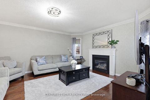 Photo 8 at 18 Abbott Avenue, Bayview Northeast, Aurora