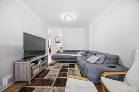 Photo 8 at 29 Giltspur Drive, Jane Heights, Toronto