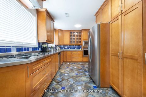 Photo 10 at 18 Mullet Road, Newtonbrook East, Toronto