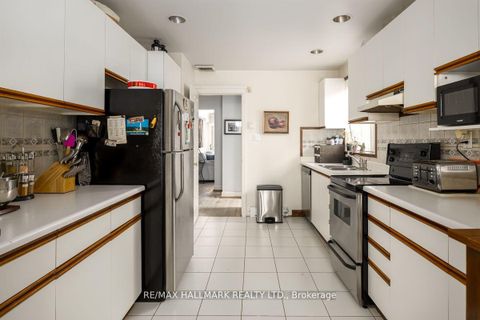 Photo 3 at 22 Airley Crescent, East York, Toronto