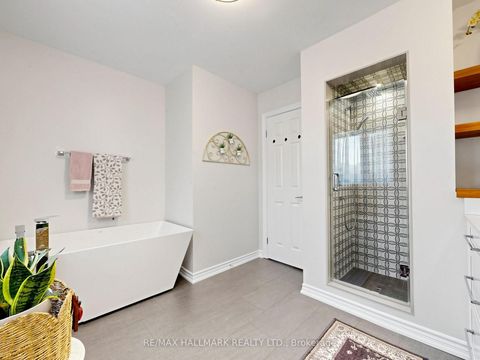 Photo 32 at 98 Arrowhead Drive, East Woodbridge, Vaughan