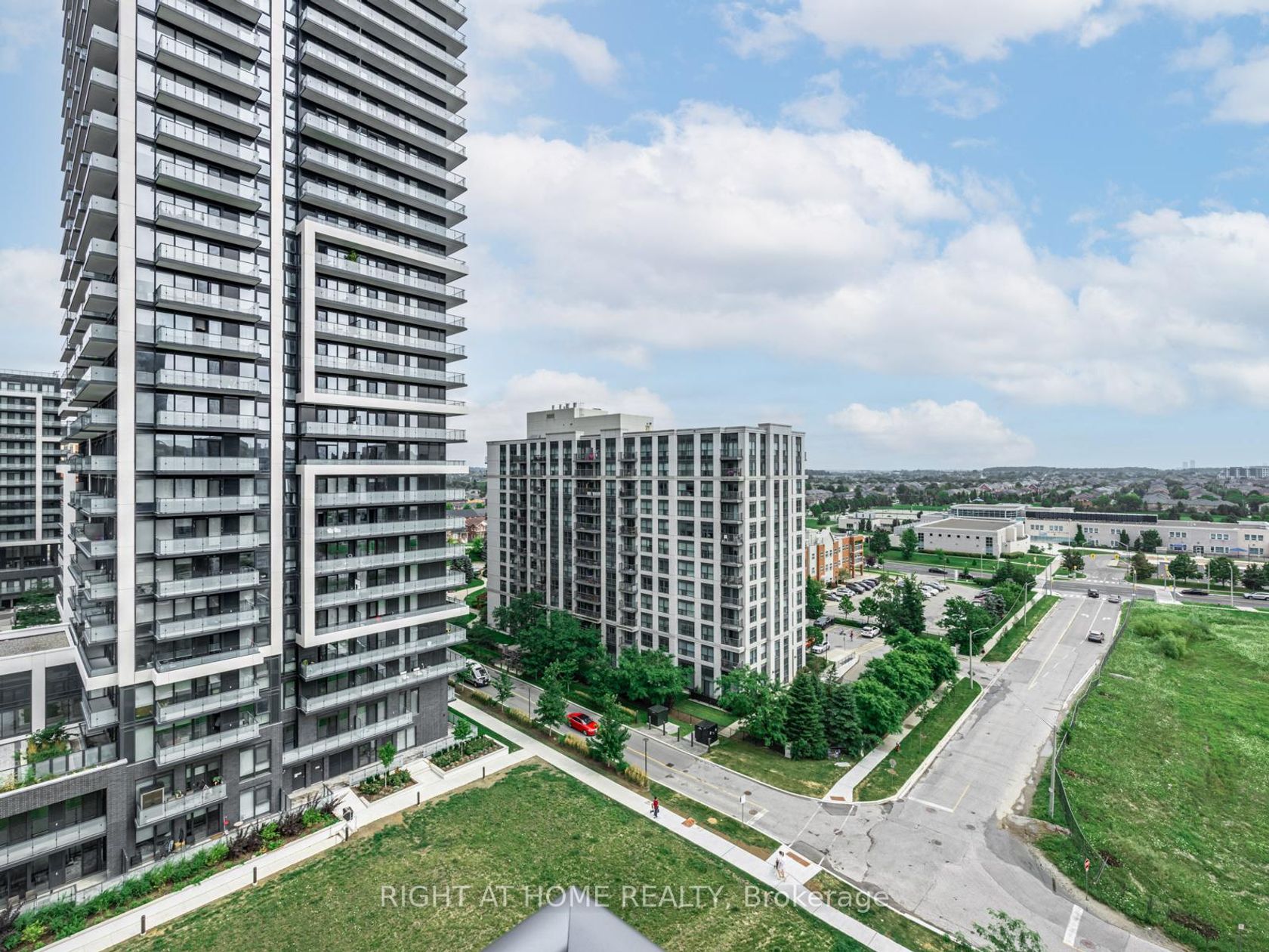 1010 - 65 Oneida Crescent, Langstaff, Richmond Hill photo 5