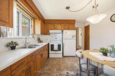 Photo 7 at 40 Wheatsheaf Crescent, Black Creek, Toronto